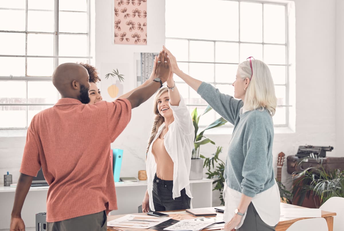 Team feiert einen Geschäftserfolg mit High-Five